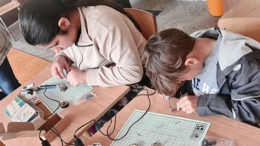 STEM workshop on electronics and robotics in the village of Ledenik