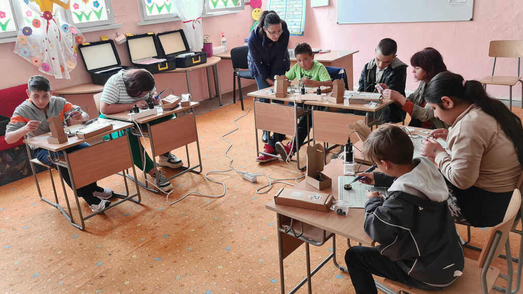 STEM workshop on electronics and robotics in the village of Ledenik